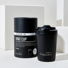 black cup with black lid and packing in the same colour